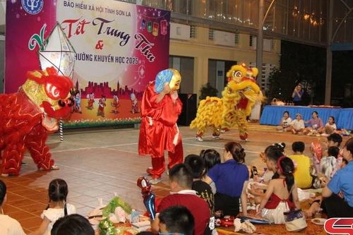 Vui Tết Trung thu và trao thưởng khuyến học cho thiếu nhi