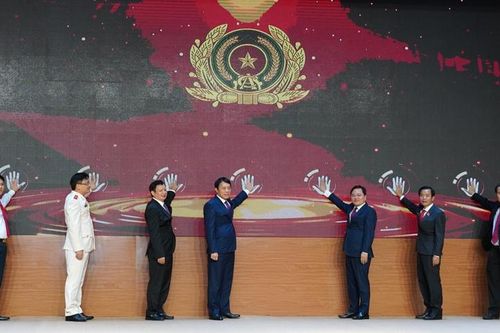 Công an TP. Huế gắn biển cơ sở làm việc mới