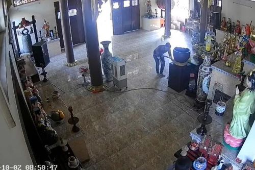 Cha dẫn con nhỏ vào chùa Long Thọ (xã Bình Chánh, TP.HCM) trộm tiền công đức