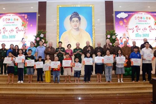 Hàng ngàn em nhỏ đến Việt Nam Quốc Tự cùng vui Trung thu yêu thương