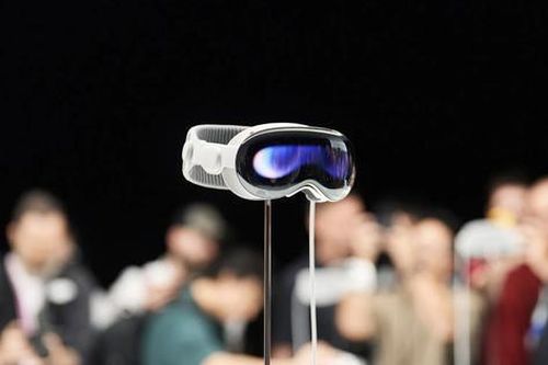Apple Glasses được kỳ vọng sẽ lặp lại chiến lược ra mắt hiếm hoi từng dùng cho Vision Pro