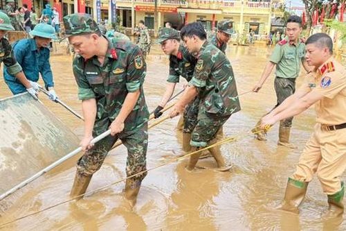CSGT Lào Cai dầm mình trong bùn đất dọn dẹp trường lớp, nhà cửa giúp dân ổn định cuộc sống