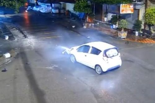 Thiếu quan sát, không giảm tốc độ, xe máy và ô tô va chạm giữa giao lộ