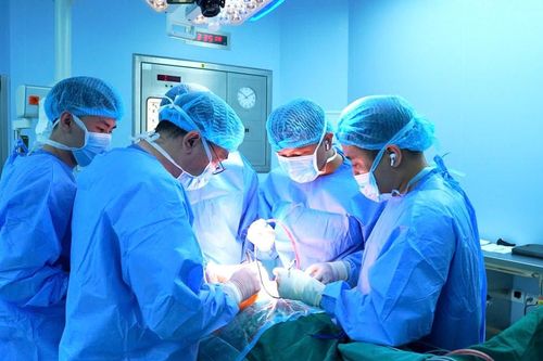 Lần đầu tiên tại Việt Nam phẫu thuật cứu sống bệnh nhân ung thư trực tràng tái phát