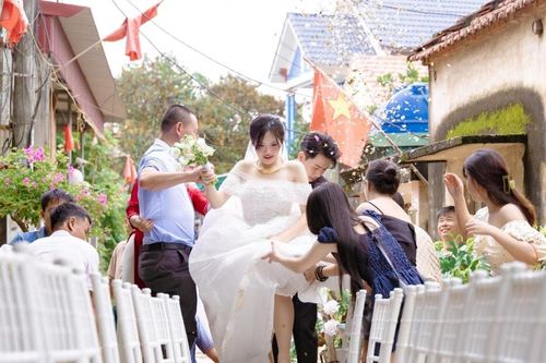 Đám cưới 'độc lạ' giữa mùa bão lũ: Làng xóm xây cầu ghế, rước dâu bằng thuyền hoa