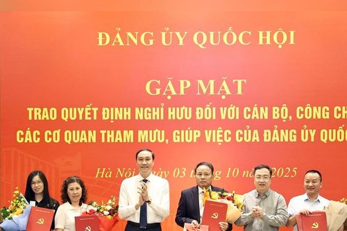Gặp mặt trao quyết định nghỉ hưu đối với cán bộ, công chức các cơ quan tham mưu, giúp việc của Đảng ủy Quốc hội