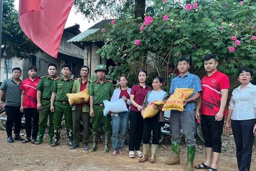 Lào Cai: Tòa án nhân dân khu vực 8 cùng các đơn vị trên địa bàn tặng 1,5 tấn gạo hỗ trợ người dân mất nhà do bão số 10