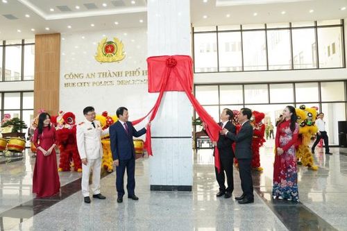 Bộ trưởng Lương Tam Quang dự lễ gắn biển công trình trụ sở Công an TP Huế