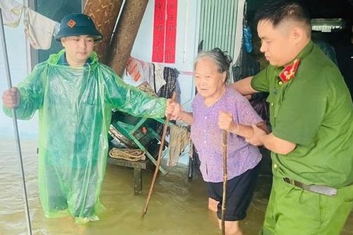 Công an tỉnh Cao Bằng kiên cường giúp dân vượt mưa bão