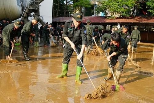 Công an Lào Cai nỗ lực giúp học sinh sớm trở lại trường sau bão số 10