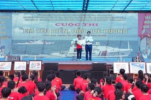 Học sinh lớp 7 giành quán quân cuộc thi 'Em yêu biển đảo quê hương' ở Ninh Bình