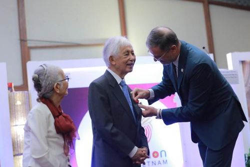 Pháp trao Huân chương Bắc đẩu Bội tinh vinh danh hai nhà khoa học gốc Việt