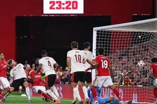 Nottingham Forest thất bại vì tình huống cố định