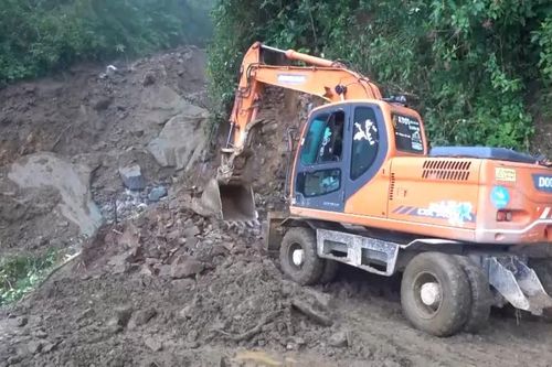 Lào Cai thông đường cho xe máy lên Mù Cang Chải
