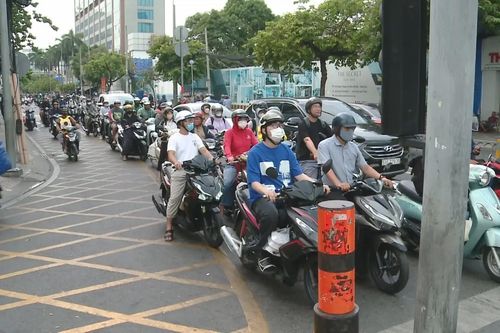 CSGT TP.HCM ra quân chấn chỉnh vi phạm vạch mắt võng