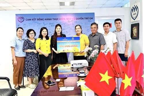 Hội BVQTE Việt Nam và Hanwha Life Việt Nam mang trung thu yêu thương đến với trẻ em có hoàn cảnh đặc biệt