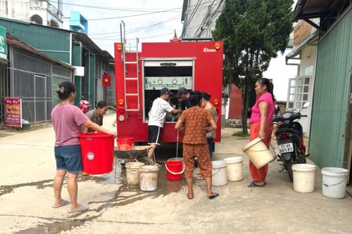 Kịp thời hỗ trợ 120 hộ dân thiếu nước sinh hoạt sau bão tại phường Thục Phán