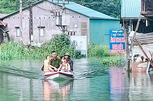 Kịp thời cứu 2 người dân gặp nguy hiểm do mưa lũ