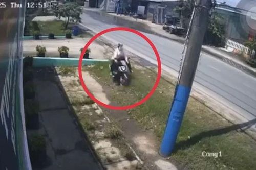 Xót xa: Clip ghi lại khoảnh khắc người phụ nữ trên đường mang tiền đóng viện phí cho mẹ, không may gặp nạn và tử vong sau cú va vào trụ điện ở TP.HCM