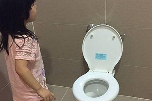 Cô giáo ngày nào cũng đặt một món đồ trong balo bé 3 tuổi, mẹ tức giận đòi chuyển trường