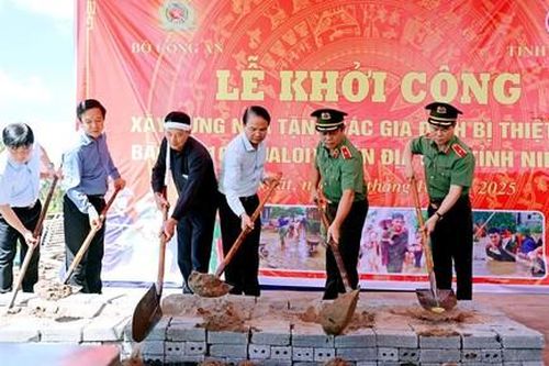 Bộ Công an khởi công xây dựng nhà tặng các hộ gia đình bị thiệt hại do bão số 10 tại Ninh Bình