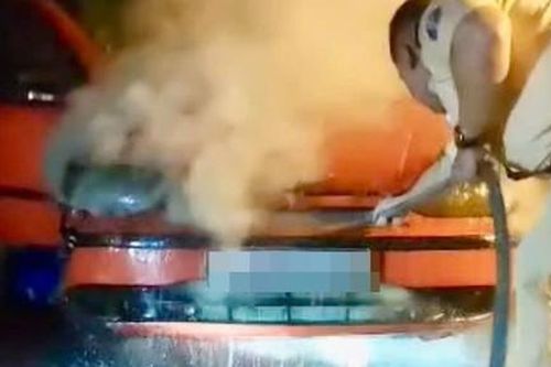 CSGT kịp thời dập tắt vụ cháy ô tô, cứu 2 người mắc kẹt trong xe