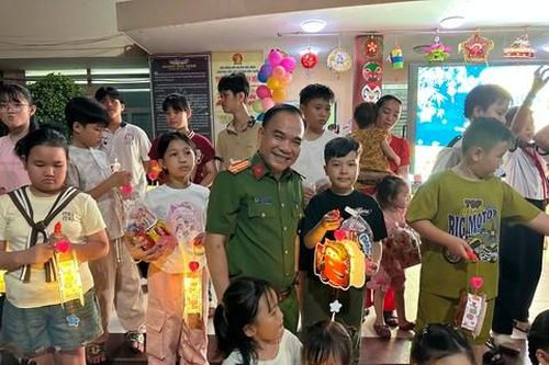 Công an xã Đông Thạnh: Trao quà Trung thu cho con em CBCS và lực lượng an ninh cơ sở