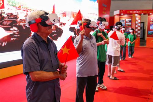 Khoảnh khắc ấn tượng tại triển lãm 'Trở về thời khắc thiêng liêng' ở Quảng Ninh