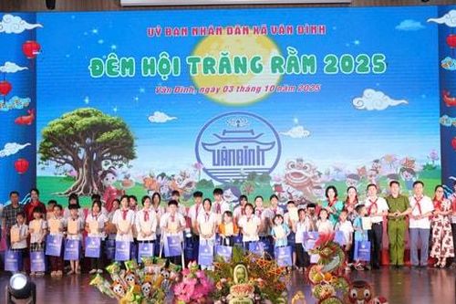 Phó Chủ tịch Thường trực HĐND thành phố Hà Nội Phùng Thị Hồng Hà dự 'Đêm hội Trăng rằm' tại xã Vân Đình