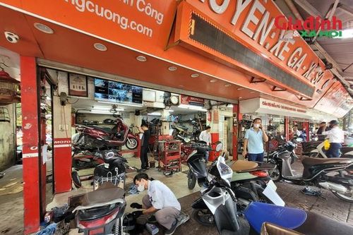 Hàng loạt xe máy ngập nước, cửa hàng sửa xe từ chối nhận bảo dưỡng định kỳ vì quá đông