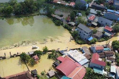 Hà Nội: Làng mạc ven sông Bùi biến thành 'ốc đảo' khi lũ vượt ngưỡng báo động 3