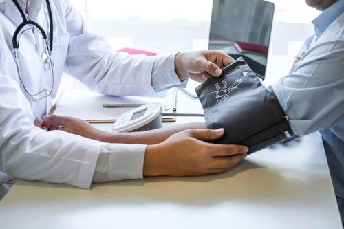 Uống thuốc trị tăng huyết áp vào buổi sáng hay tối là tốt nhất?