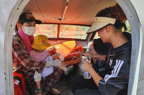 Công an kịp thời đưa 2 cháu bé sốt cao, co giật giữa vùng lũ cô lập đến bệnh viện