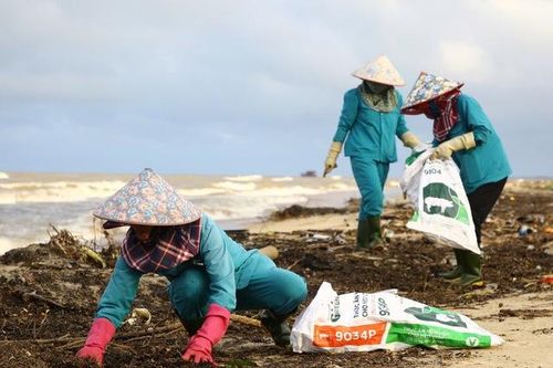 Bãi biển Nhật Lệ ngập rác sau mưa bão