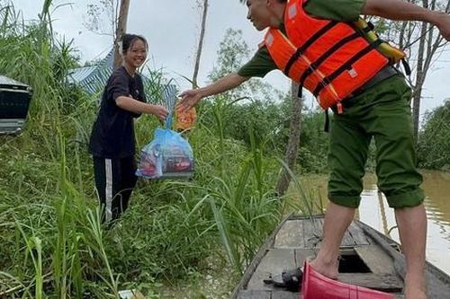 Những chuyến hàng cứu trợ đến với bà con vùng lũ Nghệ An
