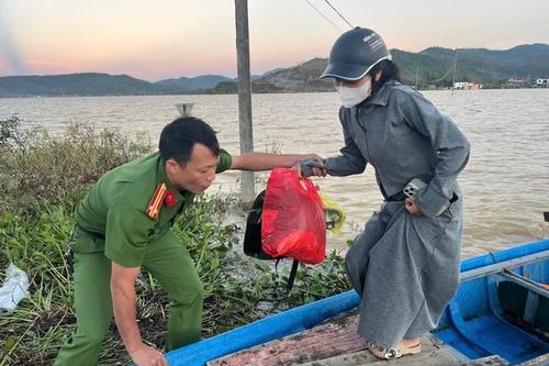 Công an xã vượt lũ giải cứu mẹ con sơ sinh bị cô lập