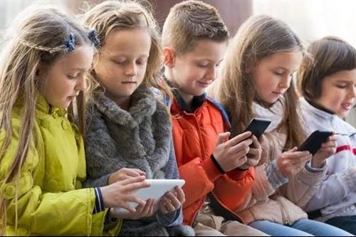 Mạng xã hội đối với trẻ em: Lợi bất cập hại?