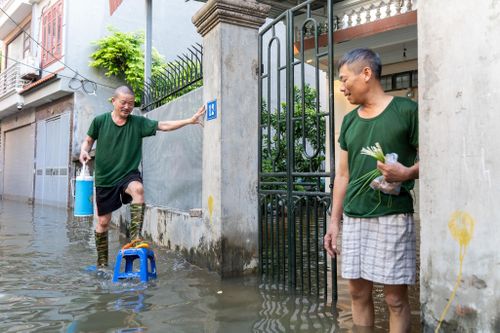 6 ngày sau bão, khu dân cư ở Hà Nội vẫn chìm trong biển nước