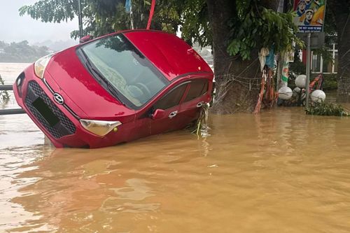 Hành động dứt khoát của 3 cô cháu 'cứu' ôtô người lạ sắp bị lũ cuốn đi