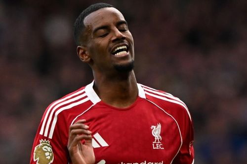 Phút bù giờ điên rồ khiến Liverpool mất ngôi đầu