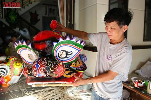 Hơn 30 năm giữ lửa nghề làm lân, thiên cẩu ở phố Hội