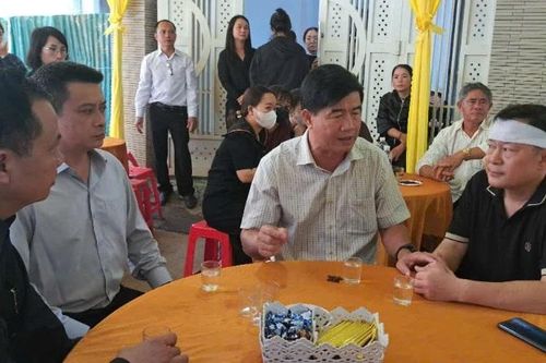 Lãnh đạo Ủy ban nhân dân tỉnh Đắk Lắk thăm hỏi, chia buồn cùng người thân Chủ tịch Ủy ban nhân dân xã hy sinh trong lúc phòng, chống mưa lũ