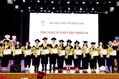 Đại học Kinh tế quốc dân trao bằng thạc sĩ cho 784 học viên