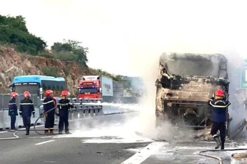 Xe khách cháy trên cao tốc Nha Trang-Cam Lâm, 30 hành khách thoát hiểm