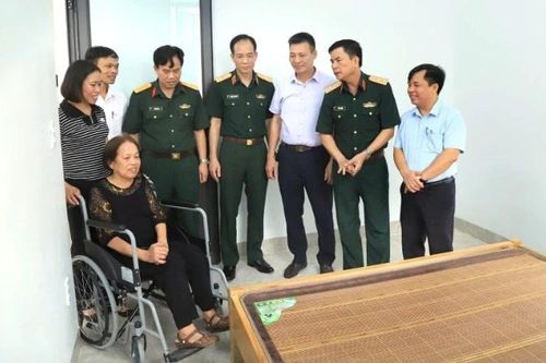 Tổng cục Hậu cần-Kỹ thuật bàn giao 'Nhà Đại đoàn kết' và tặng quà các gia đình chính sách