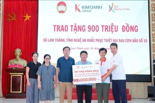 Trao tặng 2 tỷ đồng hỗ trợ các hộ dân Nghệ An khắc phục hậu quả bão số 10