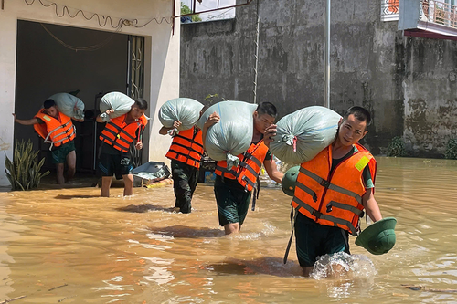 Bộ đội giúp dân vùng 'rốn lũ'