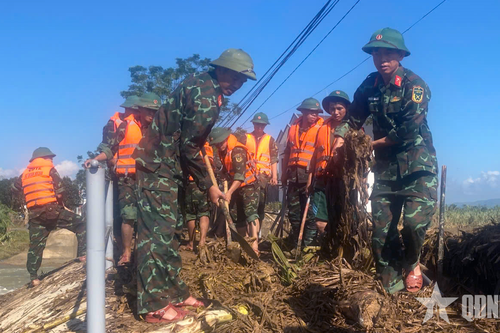 Thanh Hóa: Các đơn vị Quân đội tiếp tục giúp dân vùng lũ Kim Tân