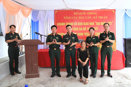 Tổng cục Hậu cần – Kỹ thuật trao nhà 'Đại đoàn kết' và tặng quà các gia đình chính sách tại Hưng Yên