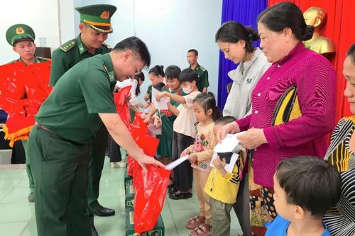 TP Hồ Chí Minh: Hàng nghìn phần quà trao tặng thiếu nhi trên địa bàn khu vực biên giới biển